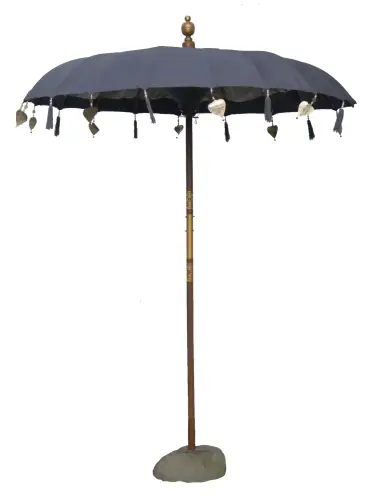 Artikelbild des Artikels “Bali-Schirm, Dunkelgrau 2, mit Holzmünzen und Blattgoldbehang am Rand. Ca. 190cm Durchmesser und 250cm Höhe “